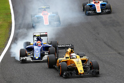 Kevin Magnussen, Renault Sport F1 Team RS16; Felipe Nasr, Sauber C35