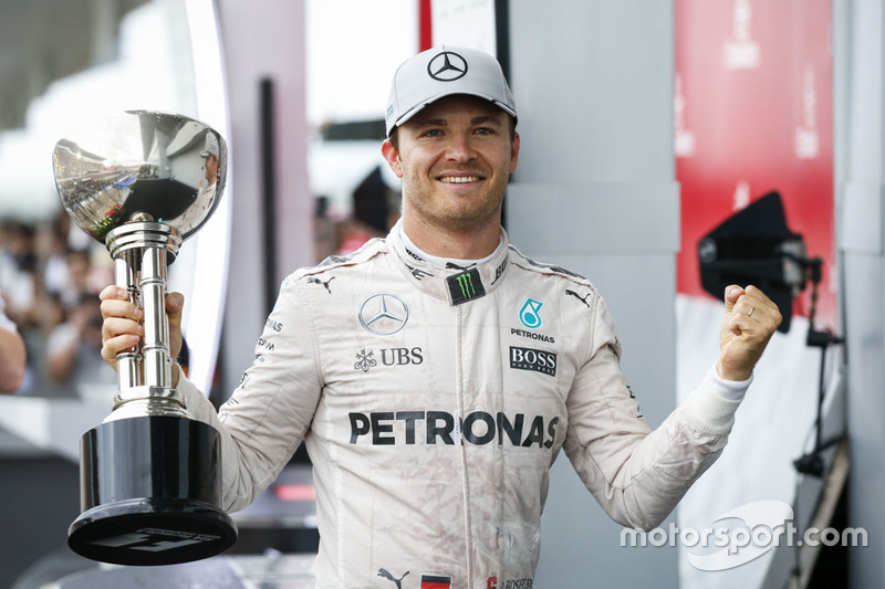 Podium: race winner Nico Rosberg, Mercedes AMG F1