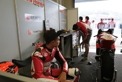 Dimas Ekky in the pit box team