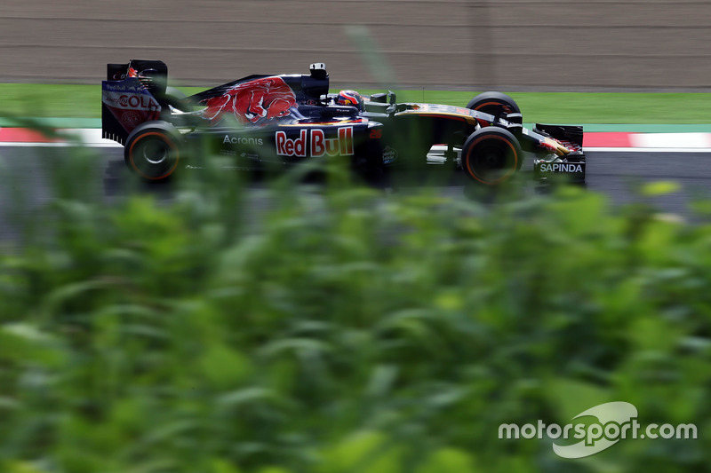 2016 год. За рулем болида (STR11) на первой пятничной тренировке