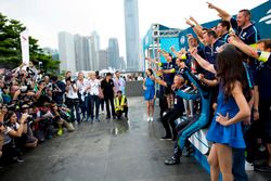 Podium: Le vainqueur Sébastien Buemi, Renault e.Dams, avec son équipe