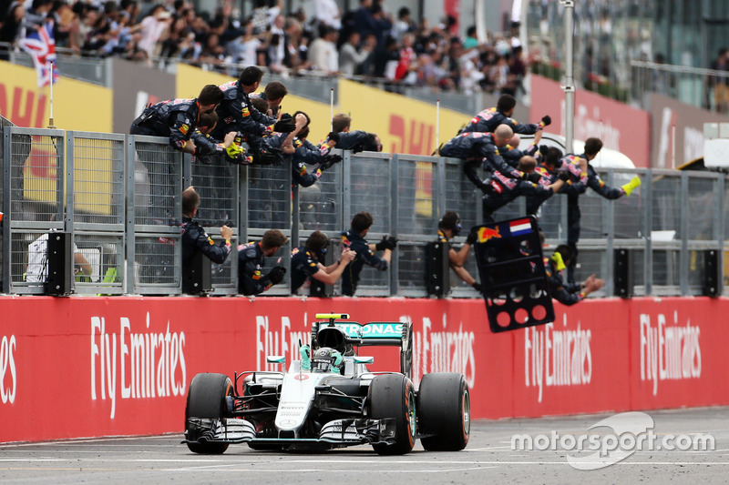 Ganador de la carrera Nico Rosberg, Mercedes AMG F1 W07 Hybrid