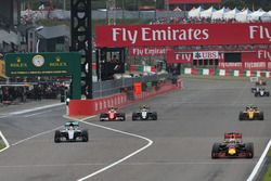 Daniel Ricciardo, Red Bull Racing RB12 devant Lewis Hamilton, Mercedes AMG F1 W07 Hybrid, Kimi Raikkonen, Ferrari SF16-H, Suzi Perry, BBC F1 et Jolyon Palmer, Renault Sport F1 Team RS16