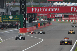 Daniel Ricciardo, Red Bull Racing RB12 precede Lewis Hamilton, Mercedes AMG F1 W07 Hybrid, Kimi Raik