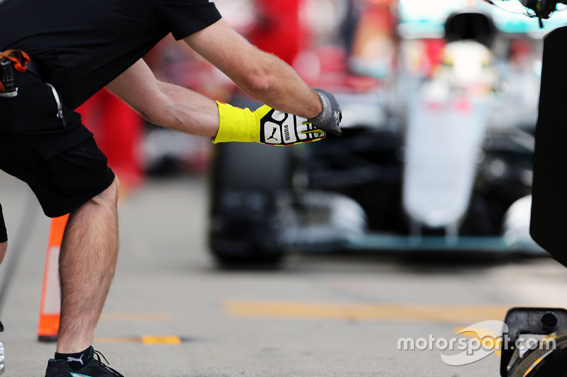 Lewis Hamilton, Mercedes AMG F1 W07 Hybrid approaches his pit box