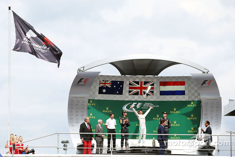 Podio: ganador de la carrera Lewis Hamilton, Mercedes AMG F1 segundo lugar Daniel Ricciardo, Red Bul