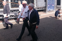 Charlie Whiting e Bernie Ecclestone nel paddock di Hockenheim