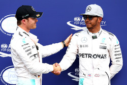 Ganador de la pole Nico Rosberg, Mercedes AMG F1, segundo clasificado Lewis Hamilton, Mercedes AMG