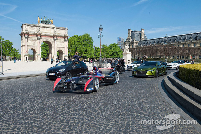 Jean-Eric Vergne frente al Museo del Louvre y las Tullerías