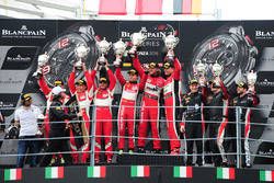 Podium de la catégorie Pro-AM : Les ueurs Michal Broniszewski, Andrea Rizzoli, Alessandro Bonacini sur la Ferrari 488 GT3 #11 du Kessel Racing; les deuxièmes Ishikawa Motoaki, Lorenzo Bontempelli, Giancarlo Fisichella sur la Ferrari 488 GT3 #53 AF Corse ; et les troisièmes Steve Parrow, Alexander Mattschull, Daniel Keilwitz sur la Ferrari 458 Italia GT3 #66 du Black Pearl Racing,