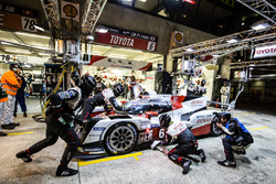 Pit stop for #6 Toyota Racing Toyota TS050 Hybrid: Stéphane Sarrazin, Mike Conway, Kamui Kobayashi