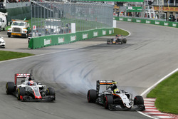 Sergio Perez, Sahara Force India F1 VJM09 and Romain Grosjean, Haas F1 Team VF-16 battle for position