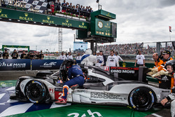 Les vainqueurs : #2 Porsche Team Porsche 919 Hybrid: Romain Dumas, Neel Jani, Marc Lieb arrive dans le parc fermé