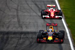 Daniel Ricciardo, Red Bull Racing RB12 lidera a Kimi Raikkonen, Ferrari SF16-H