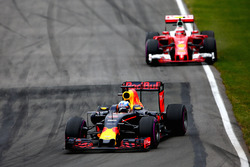 Daniel Ricciardo, Red Bull Racing RB12 leads Kimi Raikkonen, Ferrari SF16-H