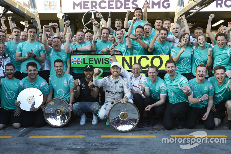 Winner Nico Rosberg, Mercedes AMG F1 Team, second place Lewis Hamilton, Mercedes AMG F1 Team celebrate with the team