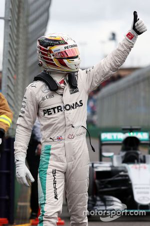 Обладатель поула - Льюис Хэмилтон, Mercedes AMG F1 Team празднует в закрытом парке