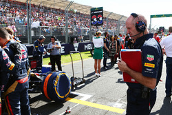 Adrian Newey, Red Bull Racing, Technischer Chef schaut sich den Scuderia Toro Rosso STR11 von Max Ve
