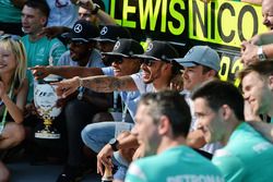 Le vainqueur Lewis Hamilton, Mercedes AMG F1 fête la victoire avec Nico Rosberg, Mercedes AMG F1 et son équipe