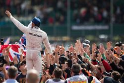 Le vainqueur Lewis Hamilton, Mercedes AMG F1, avec ses fans