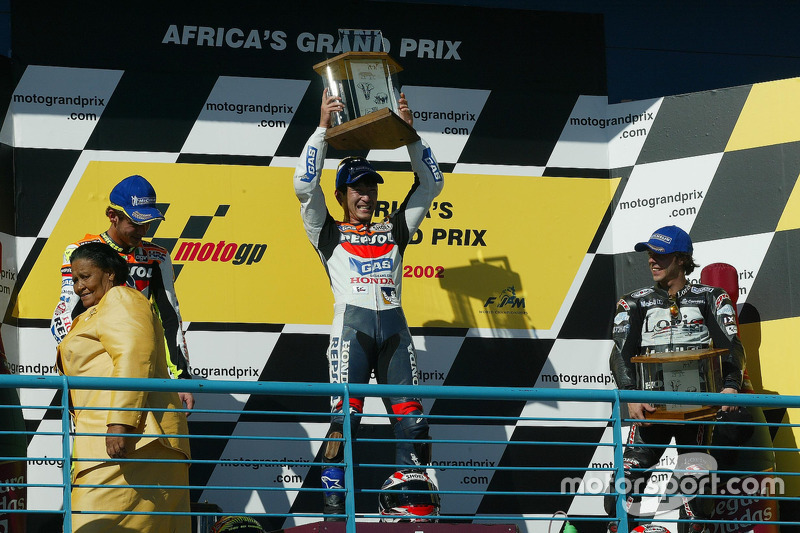 Podium: race winner Tohru Ukawa, second place Valentino Rossi, third place Loris Capirossi