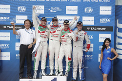 Podium: vainqueur Norbert Michelisz, Honda Racing Team JAS, deuxième place Rob Huff, Honda Racing Team JAS, troisième place Tiago Monteiro, Honda Racing Team JAS, vainqueur indépendant Tom Chilton, Sébastien Loeb Racing