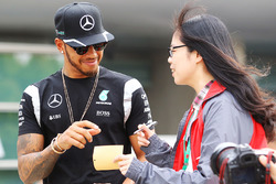 Lewis Hamilton, Mercedes AMG F1 Team signs autographs for the fans