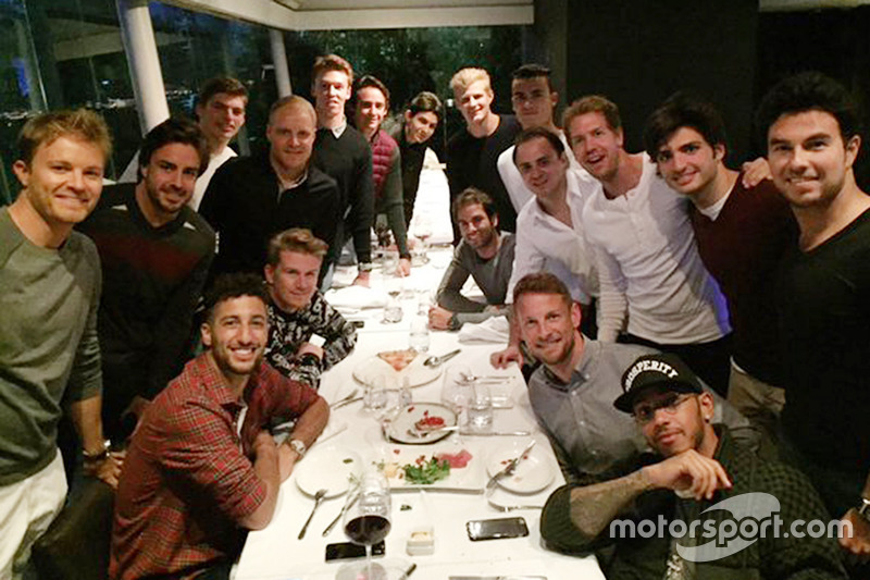 Nico Rosberg, Fernando Alonso, Daniel Ricciardo, Nico Hulkenberg, Valtteri Bottas, Max Verstappen, Daniil Kvyat, Esteban Gutierrez, Esteban Ocon, Marcus Ericsson, Felipe Nasr, Pascal Wehrlein, Felipe Massa, Sebastian Vettel, Jenson Button, Carlos Sainz Jr., Lewis Hamilton, et Sergio Perez