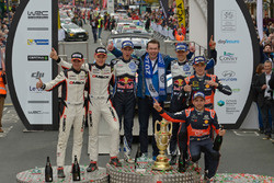 Podium : les vainqieurs Sébastien Ogier, Julien Ingrassia, Volkswagen Polo WRC, Volkswagen Motorsport, avec Dr. Frank Welsch; les 2e Ott Tänak, Raigo Molder, DMACK World Rally Team; les 3e Thierry Neuville, Nicolas Gilsoul, Hyundai i20 WRC, Hyundai Motorsport