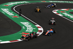 Daniil Kvyat, Scuderia Toro Rosso STR11, Esteban Ocon, Manor Racing MRT05