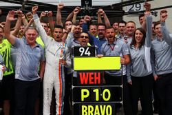 Pascal Wehrlein, Manor Racing celebrate his top 10 finish with the team