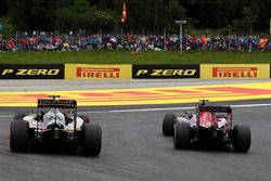 Carlos Sainz Jr., Scuderia Toro Rosso STR11 dan Sergio Perez, Sahara Force India F1 VJM09 battle for