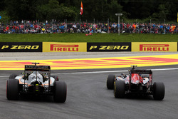 Carlos Sainz Jr., Scuderia Toro Rosso STR11 und Sergio Perez, Sahara Force India F1 VJM09