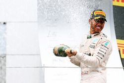 Winnaar Lewis Hamilton, Mercedes AMG F1 viert op het podium