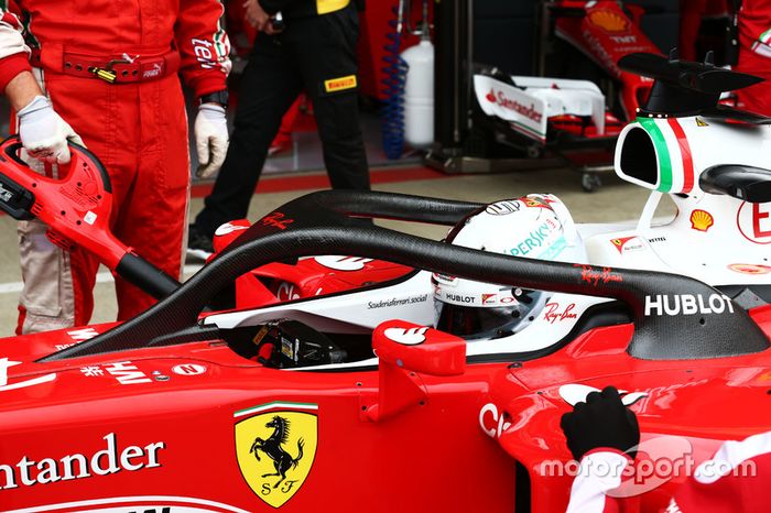 Sebastian Vettel, Ferrari SF16-H, rueda con la protección de cabeza Halo 2