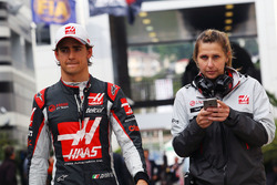 Esteban Gutierrez, Haas F1 Team with Sarah Dryhurst, Haas F1 Team Press Officer