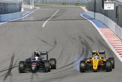 Jenson Button, McLaren MP4-31 and Jolyon Palmer, Renault Sport F1 Team RS16