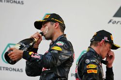Le vainqueur Daniel Ricciardo, Red Bull Racing fête sa victoire sur le podium avec le deuxième, Max Verstappen, Red Bull Racing