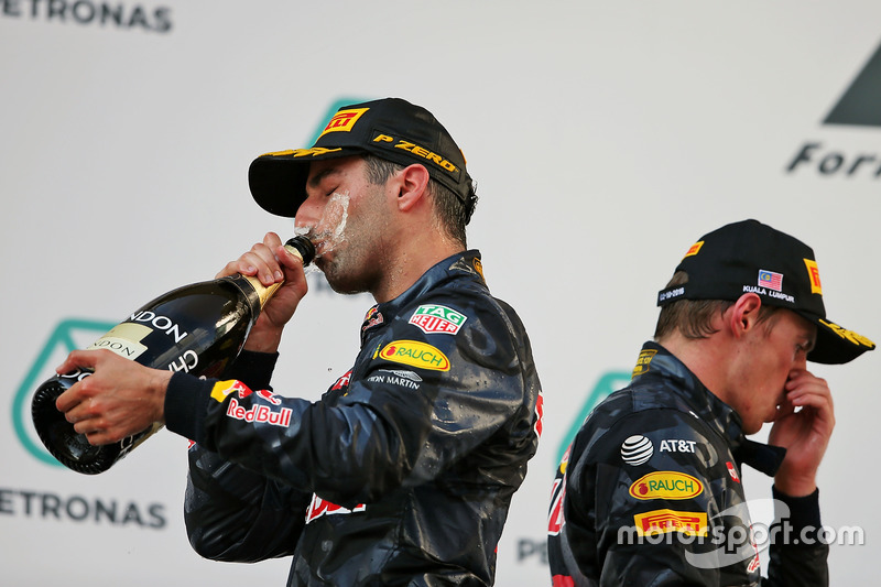 Ganador de la carrera Daniel Ricciardo, Red Bull Racing celebra en el podio con el segundo puesto Max Verstappen, Red Bull Racing