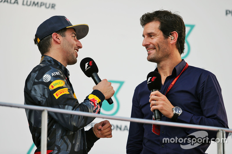 Ganador Daniel Ricciardo, Red Bull Racing en el podio con Mark Webber, piloto del Porsche equipo WEC