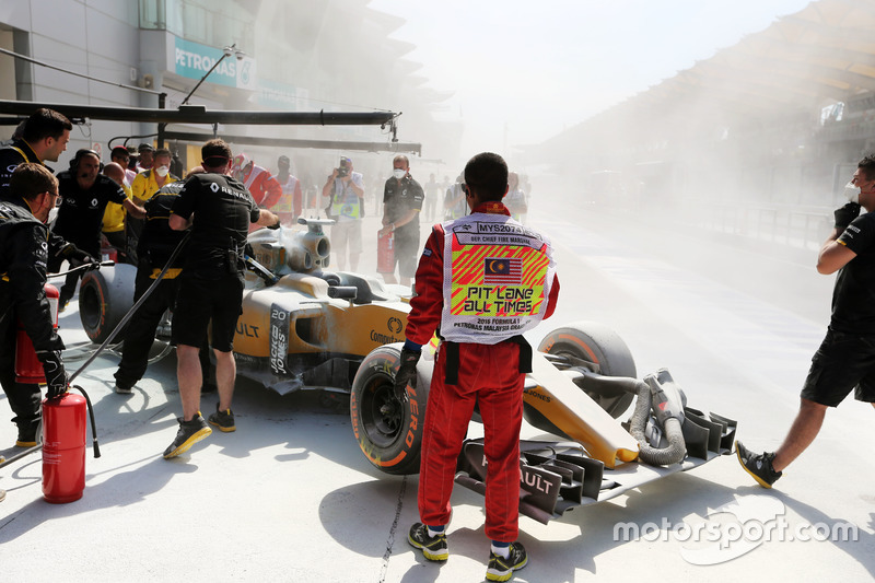 The burned car of Kevin Magnussen, Renault Sport F1 Team RS16