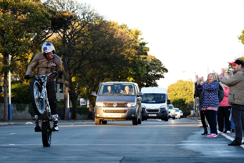 Dougie Lampkin recorre la Isla de Man sobre una rueda