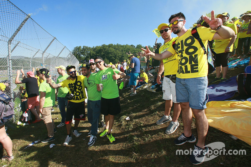Des fans de Valentino Rossi, Yamaha Factory Racing