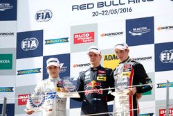 Podium des rookies : le deuxième David Beckmann, kfzteile24 Mücke Motorsport Dallara F312  Mercedes-Benz; le vainqueur Niko Kari, Motopark Dallara F312  Volkswagen; le troisième Joel Eriksson, Motopark Dallara F312  Volkswagen