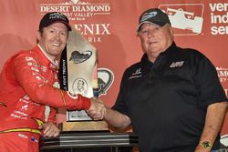 Racewinnaar Scott Dixon, Chip Ganassi Racing Chevrolet, met A.J. Foyt