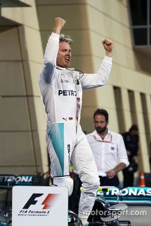 Winnaar Nico Rosberg, Mercedes AMG F1 Team W07 viert in parc fermé