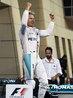 Winnaar Nico Rosberg, Mercedes AMG F1 Team W07 viert in parc fermé