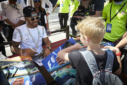 Lewis Hamilton, Mercedes AMG F1 Team signeert handtekeningen voor de fans