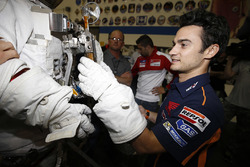 Дани Педроса, Repsol Honda Team рассматривает костюм астронафта во время посещения космического цент