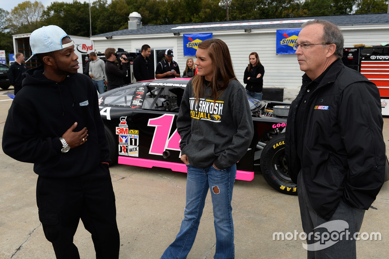 Dylan Smith, Claire Decker mit Brett Bodine